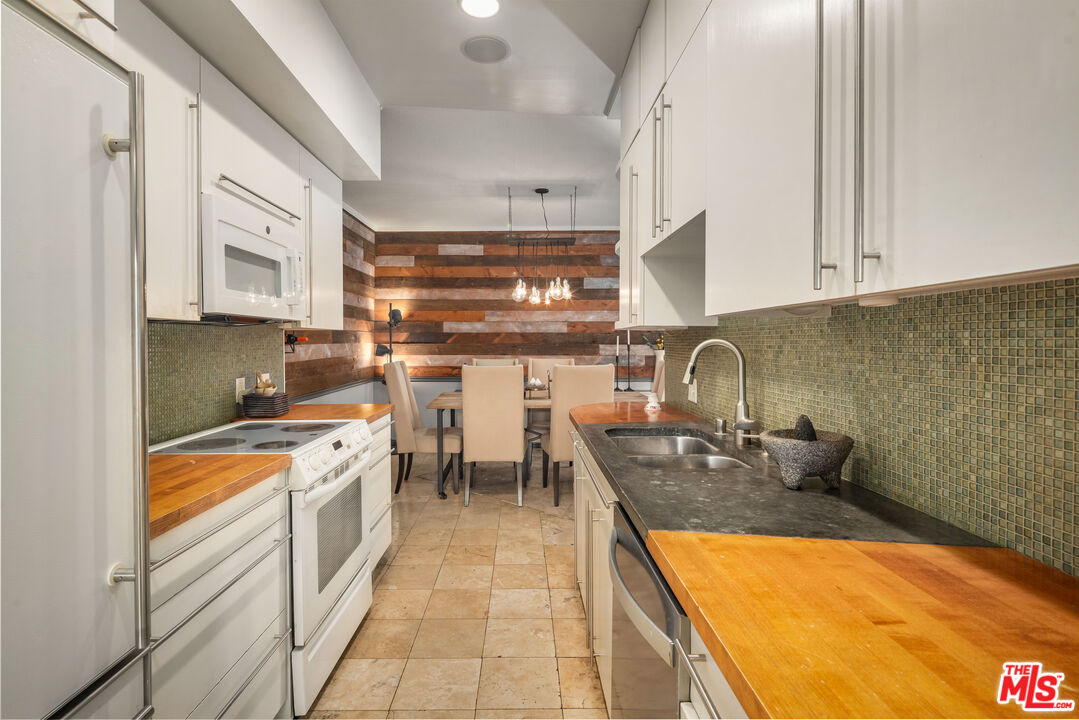 1133 N Clark St Unit: 103