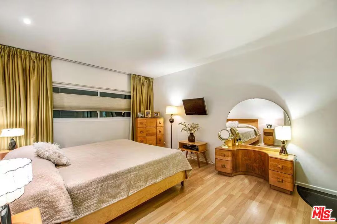 8550 Holloway Dr Unit: 305