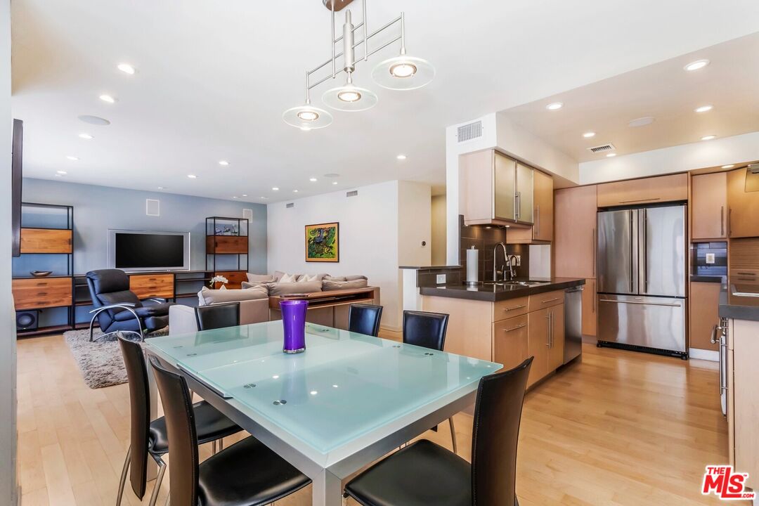 1221 N Kings Rd Unit: 307