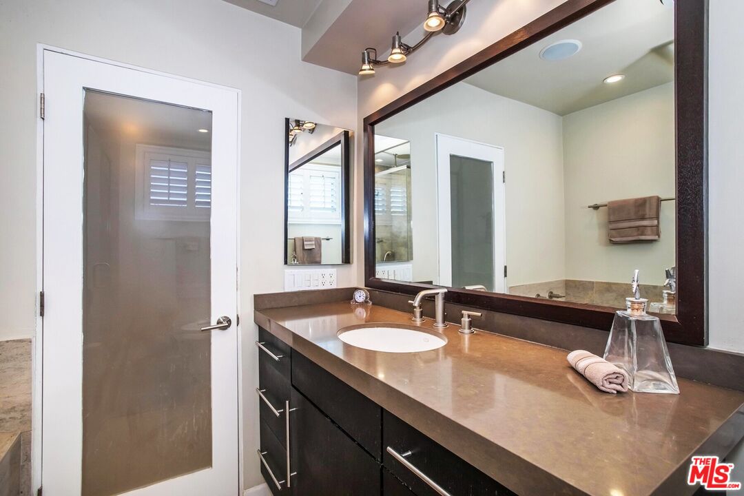 1221 N Kings Rd Unit: 307