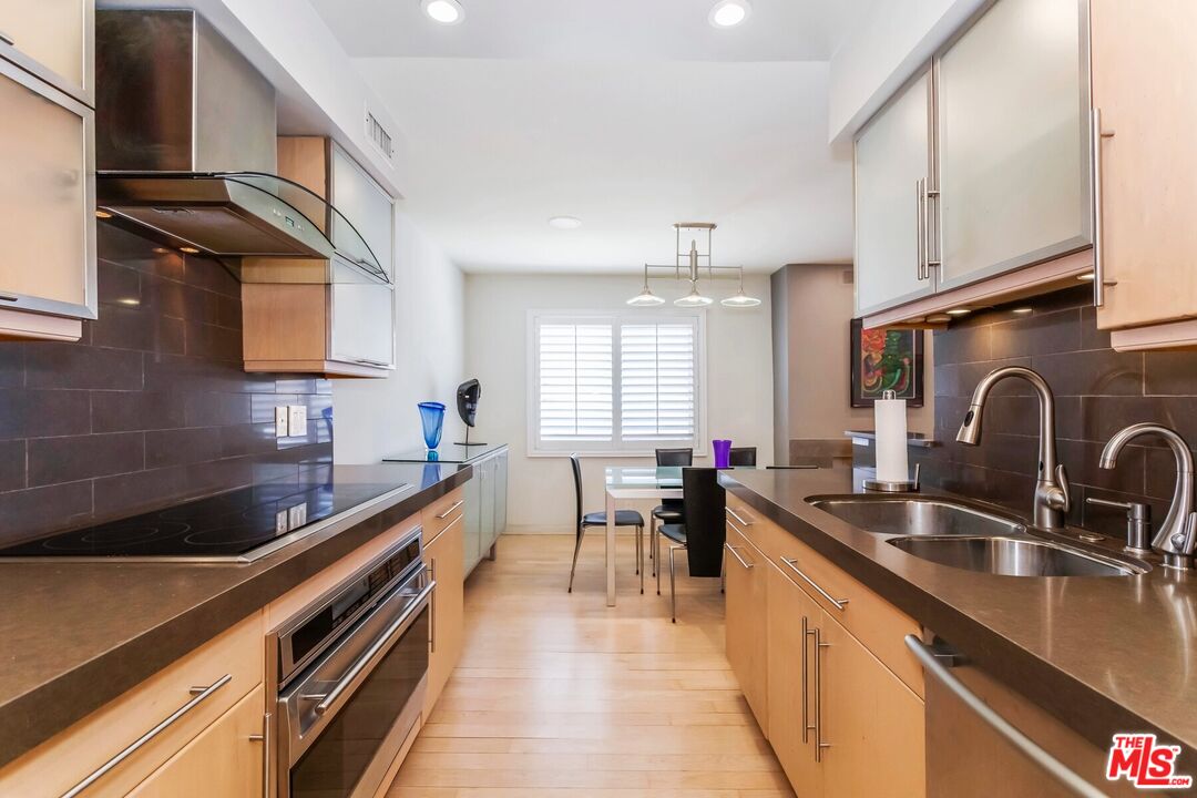 1221 N Kings Rd Unit: 307