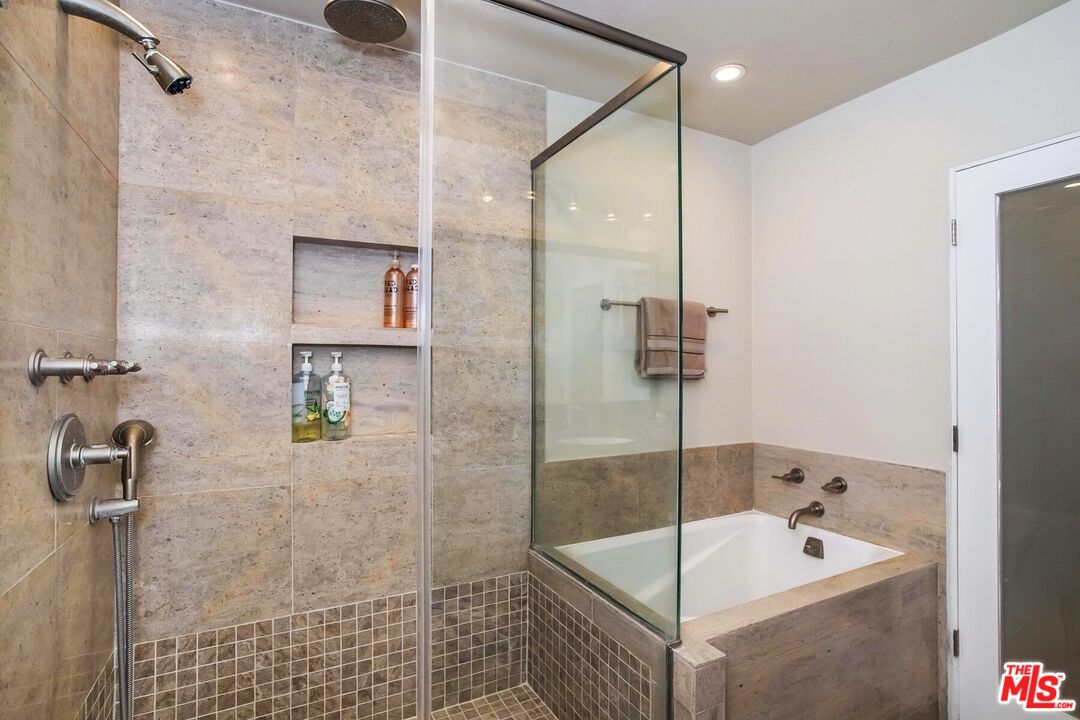 1221 N Kings Rd Unit: 307