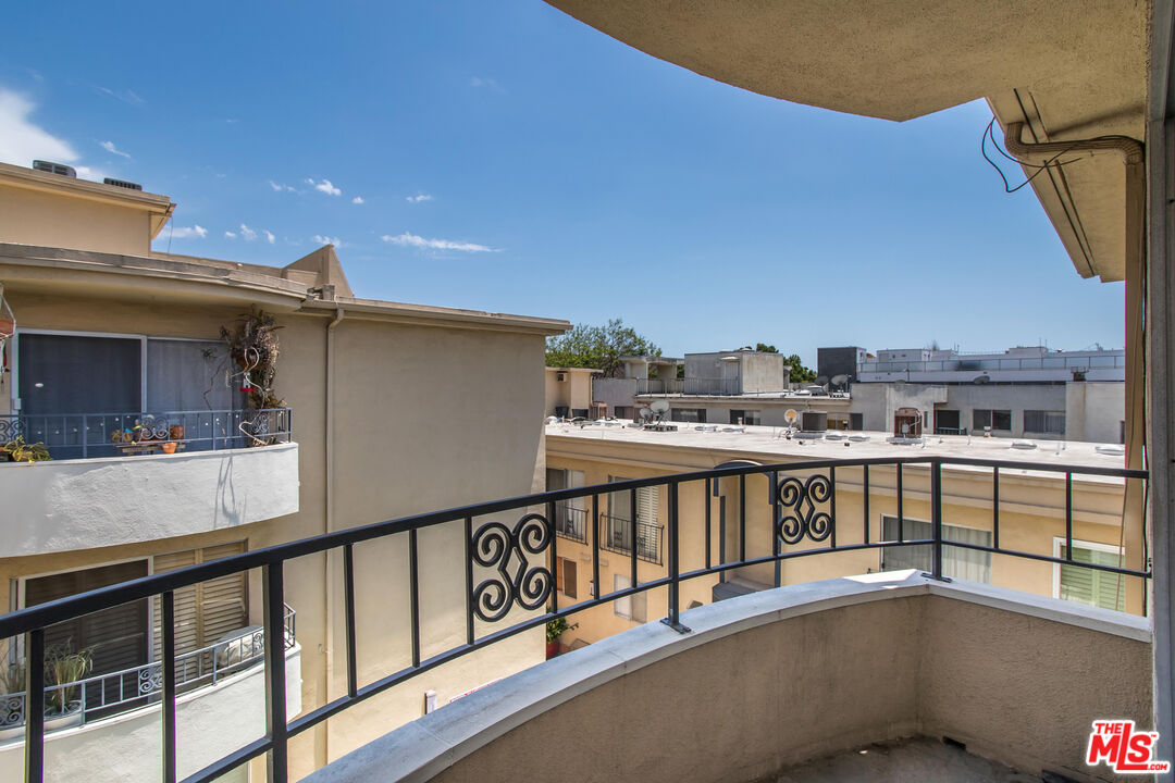 1221 N Kings Rd Unit: 307