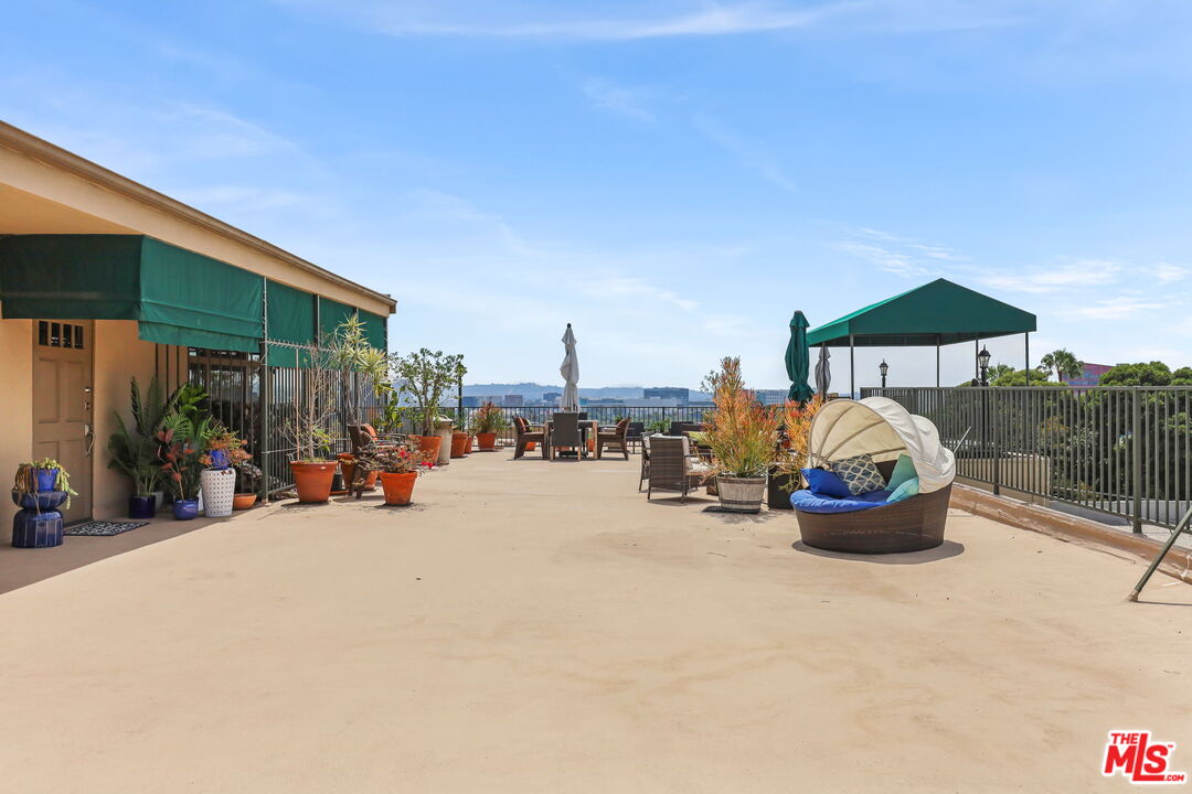 8550 Holloway Dr Unit: 305