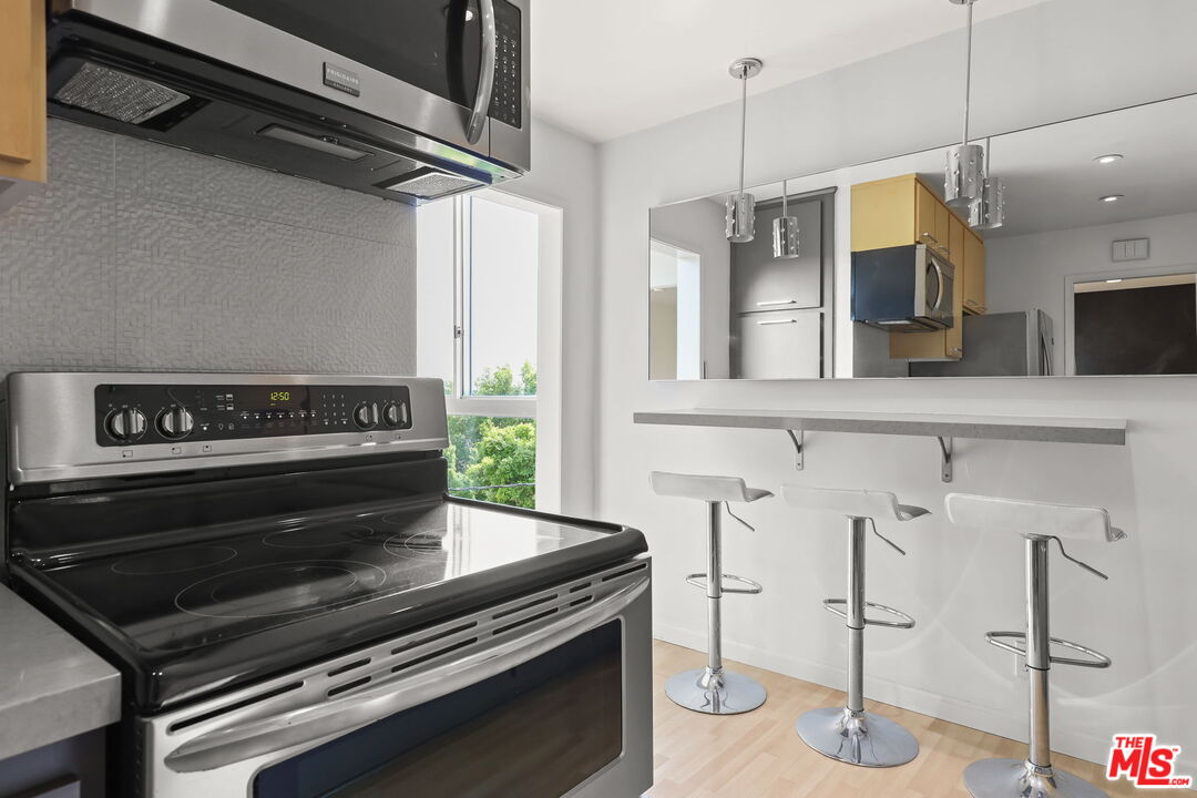 8550 Holloway Dr Unit: 305