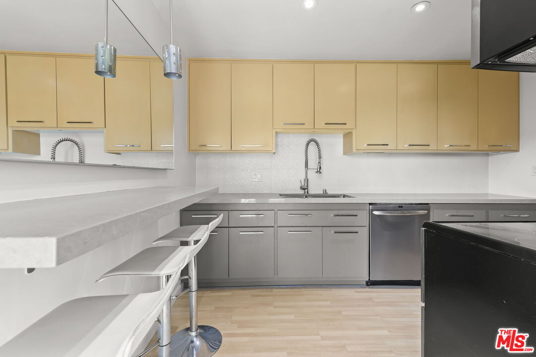 8550 Holloway Dr Unit: 305