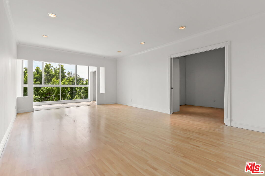 8550 Holloway Dr Unit: 305