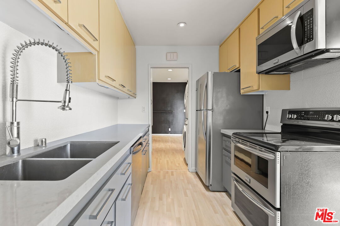 8550 Holloway Dr Unit: 305