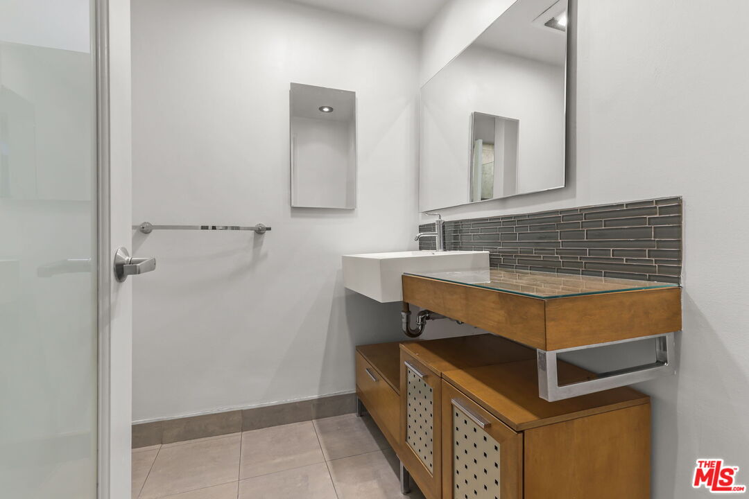 8550 Holloway Dr Unit: 305