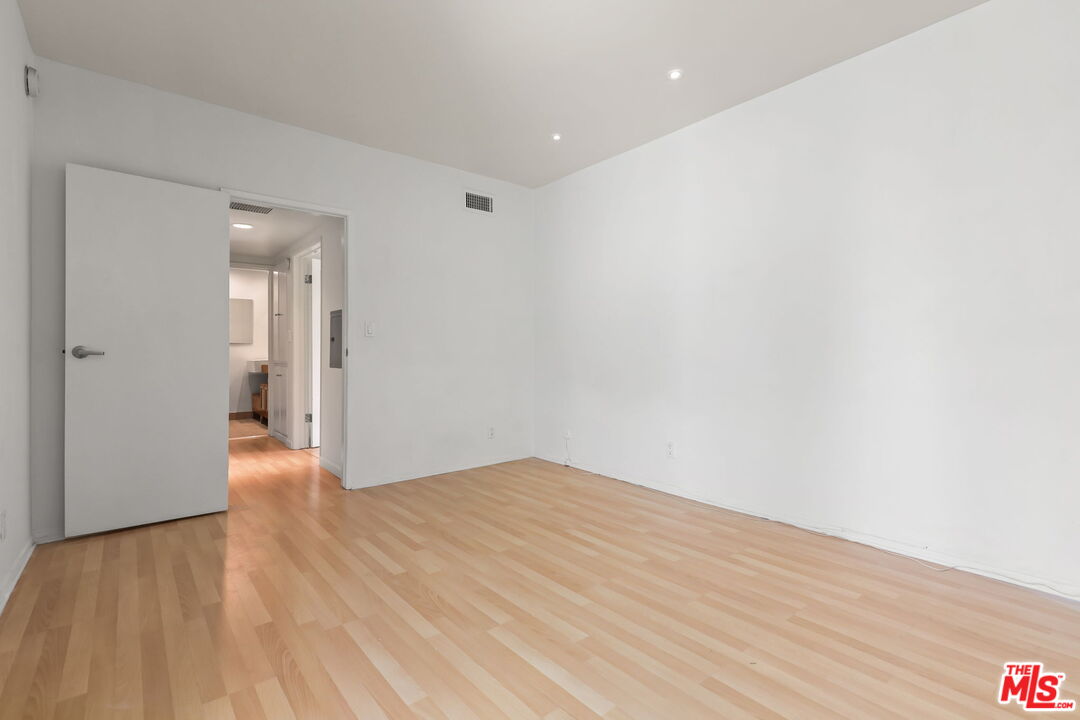 8550 Holloway Dr Unit: 305