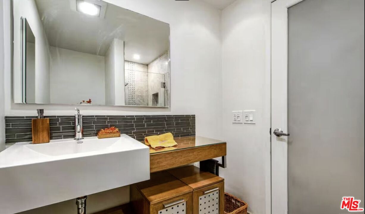 8550 Holloway Dr Unit: 305