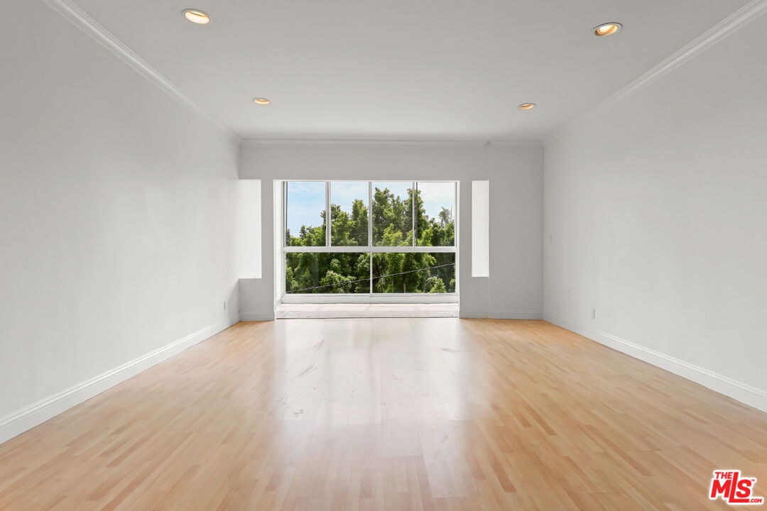 8550 Holloway Dr Unit: 305