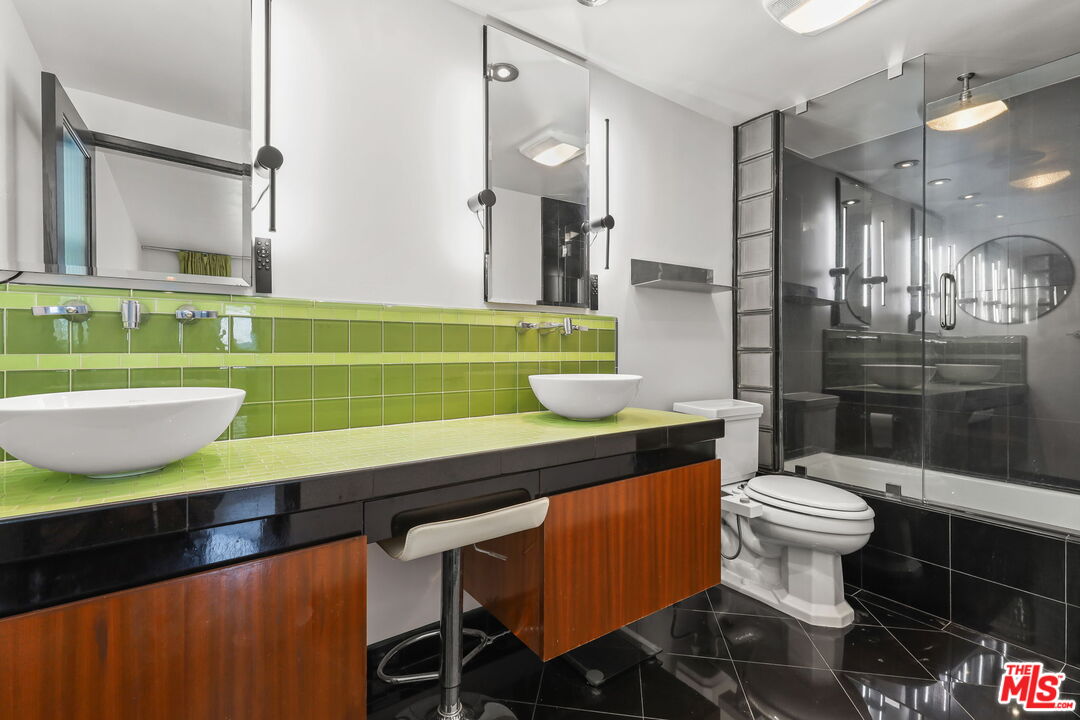 8550 Holloway Dr Unit: 305