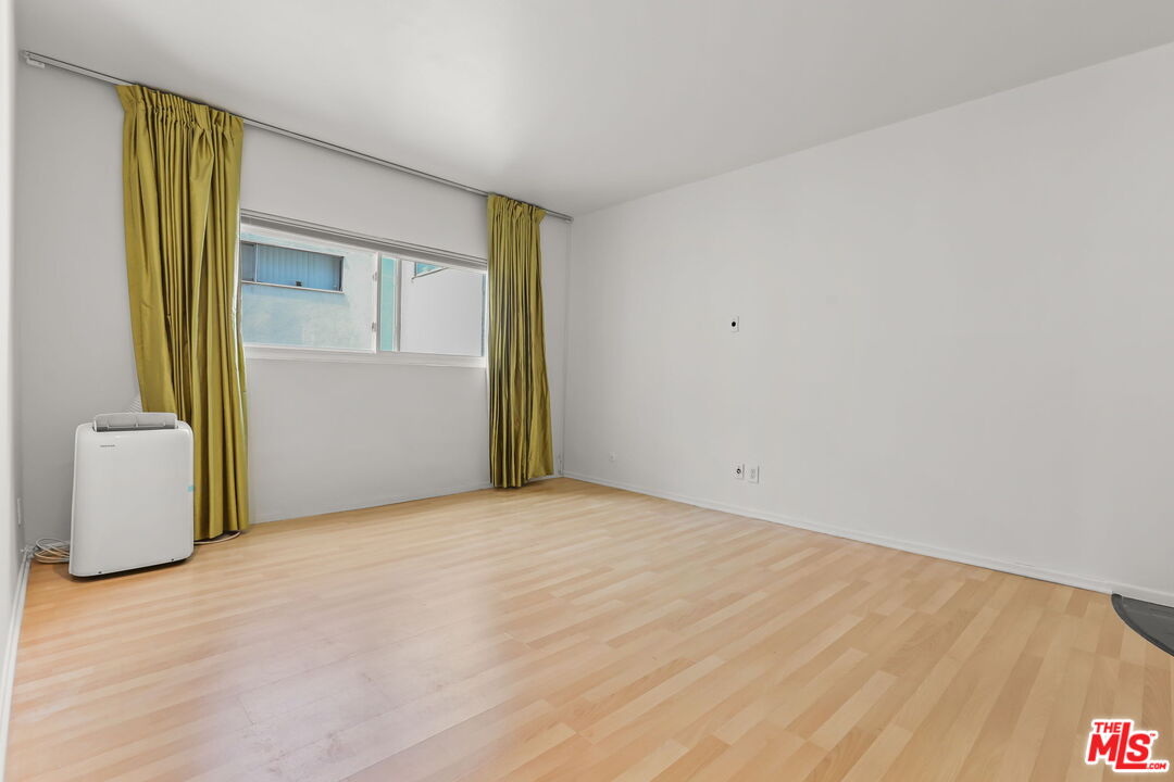 8550 Holloway Dr Unit: 305