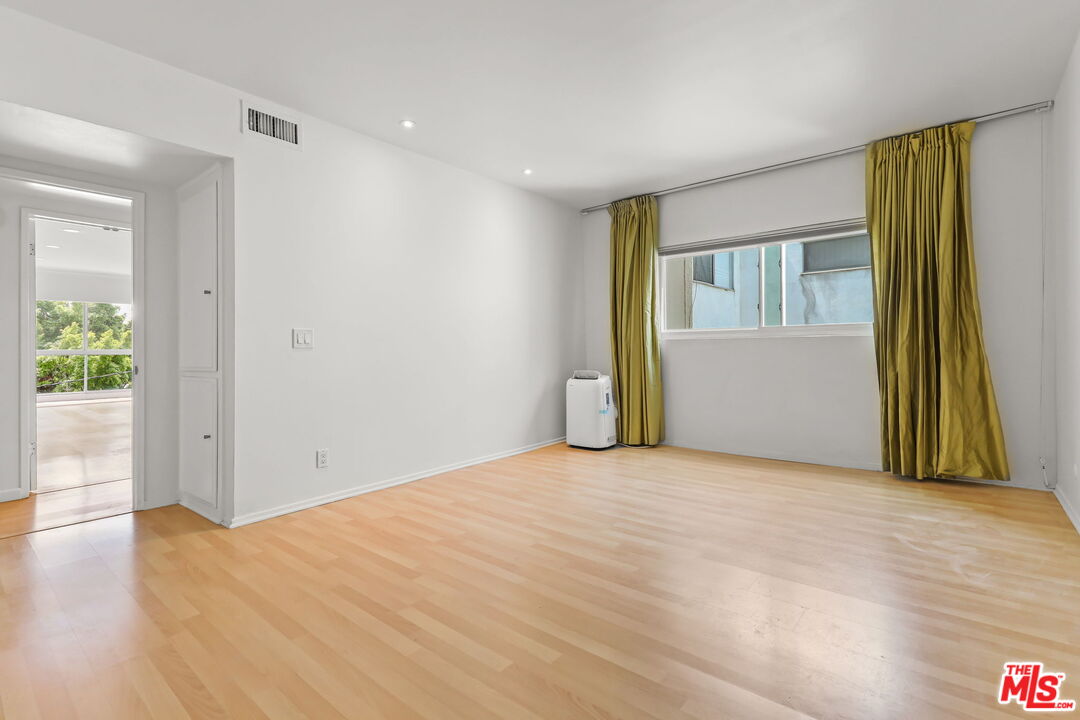 8550 Holloway Dr Unit: 305