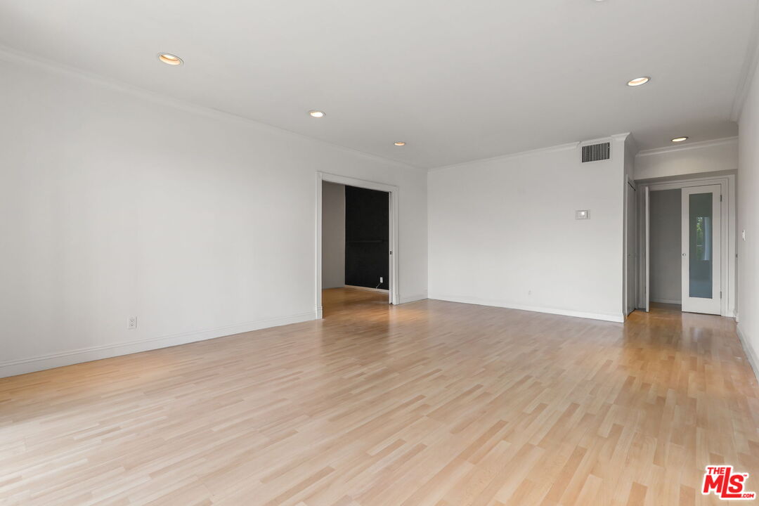 8550 Holloway Dr Unit: 305