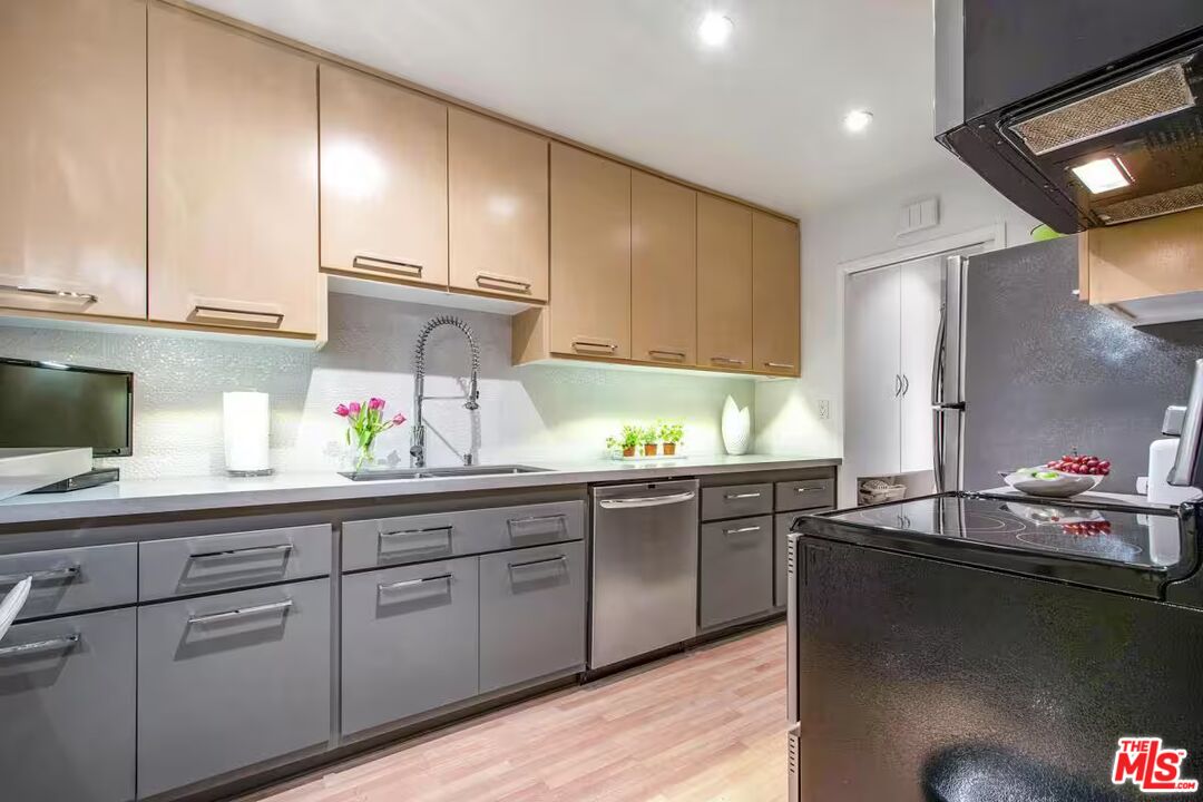 8550 Holloway Dr Unit: 305