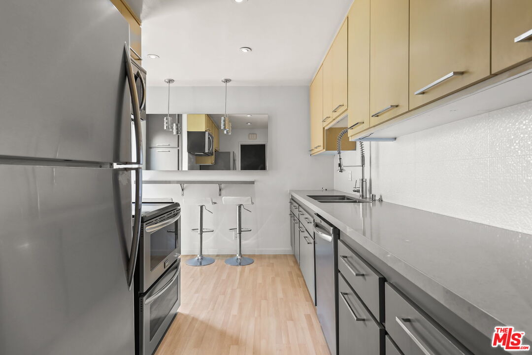 8550 Holloway Dr Unit: 305