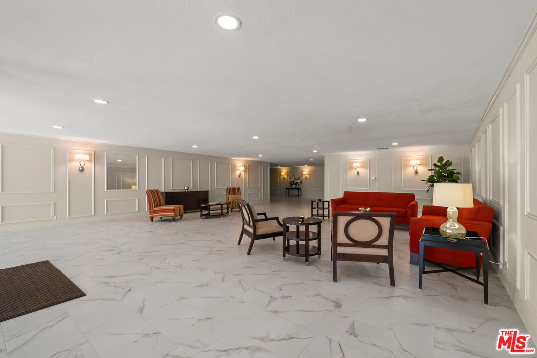 1210 N Kings Rd Unit: 203