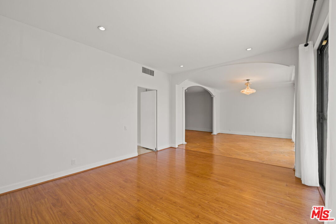 1210 N Kings Rd Unit: 203