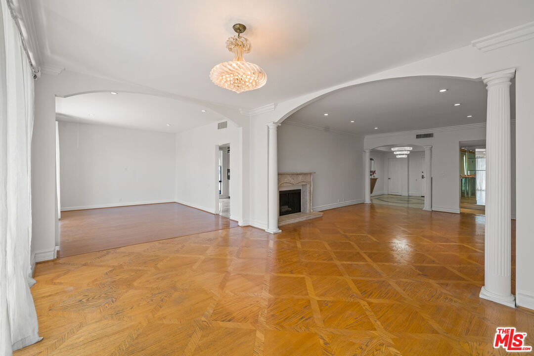 1210 N Kings Rd Unit: 203