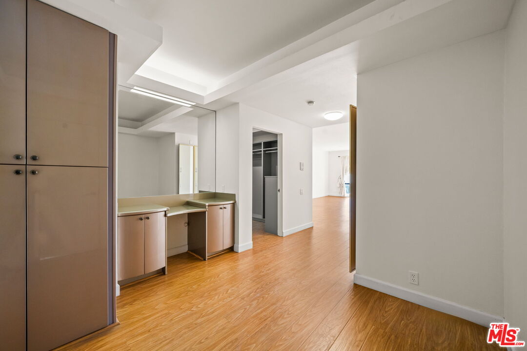 1210 N Kings Rd Unit: 203