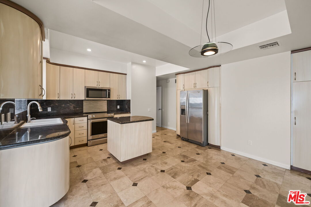 1210 N Kings Rd Unit: 203