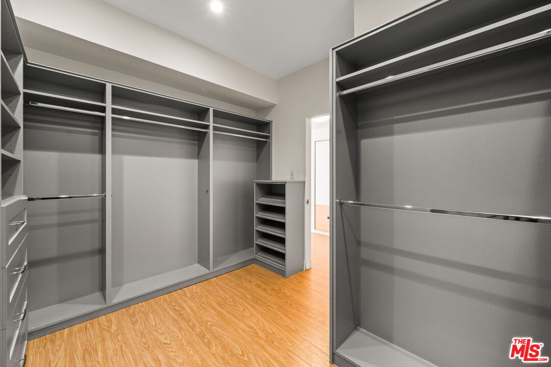 1210 N Kings Rd Unit: 203