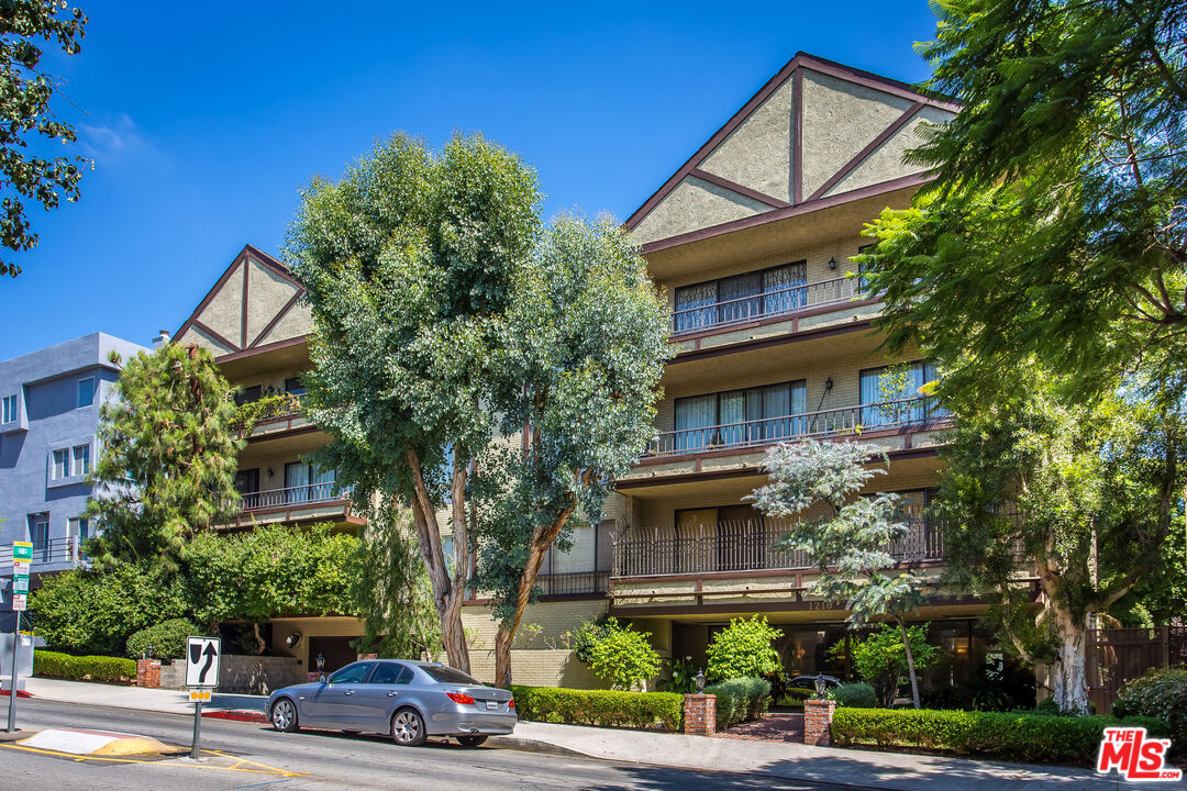 1210 N Kings Rd Unit: 203