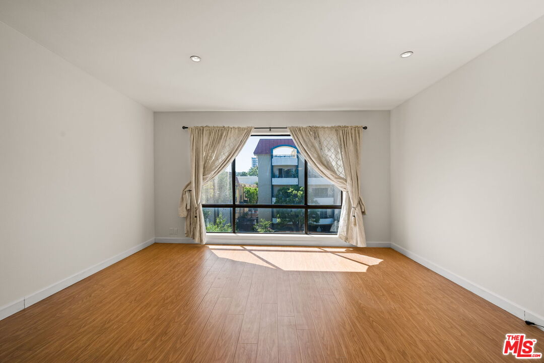 1210 N Kings Rd Unit: 203