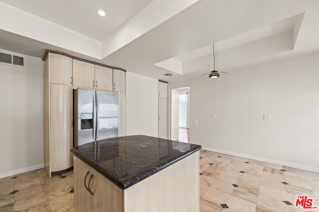 1210 N Kings Rd Unit: 203