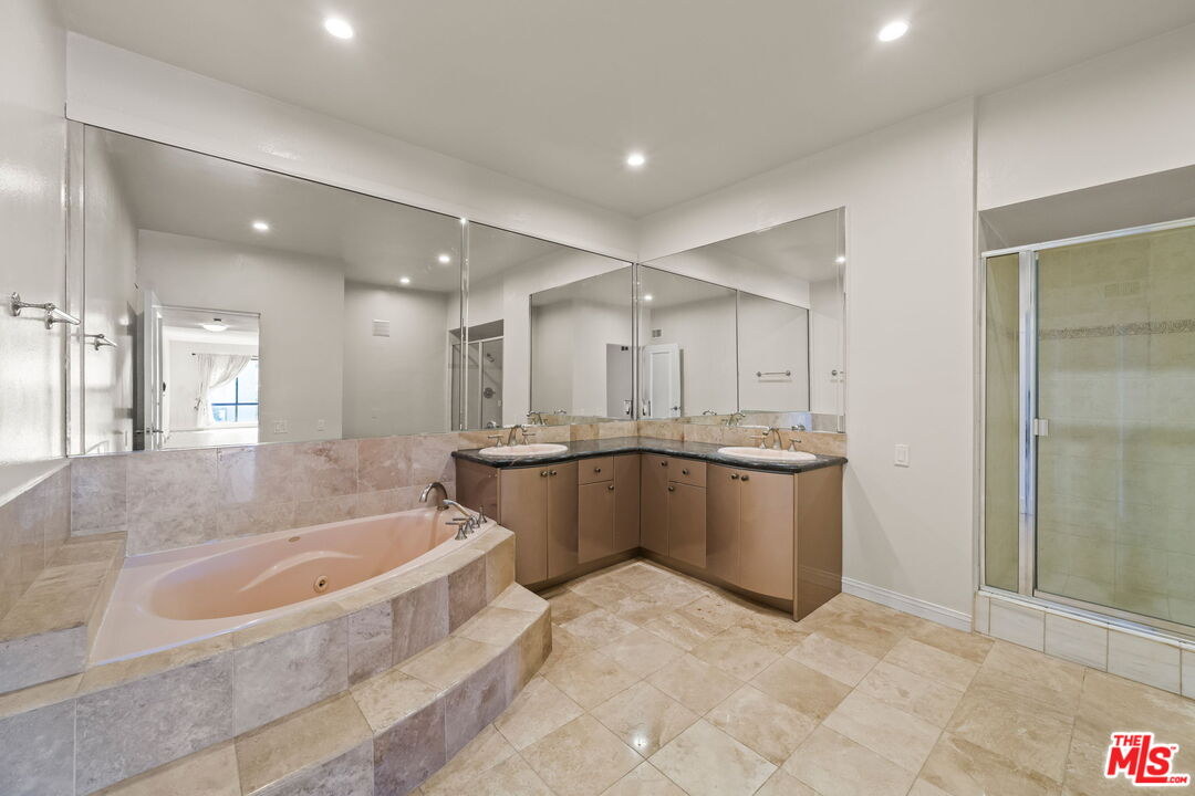 1210 N Kings Rd Unit: 203