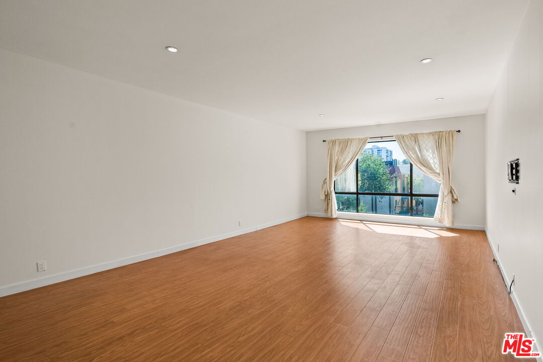 1210 N Kings Rd Unit: 203