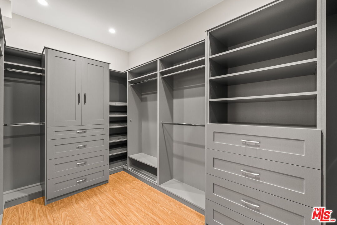 1210 N Kings Rd Unit: 203