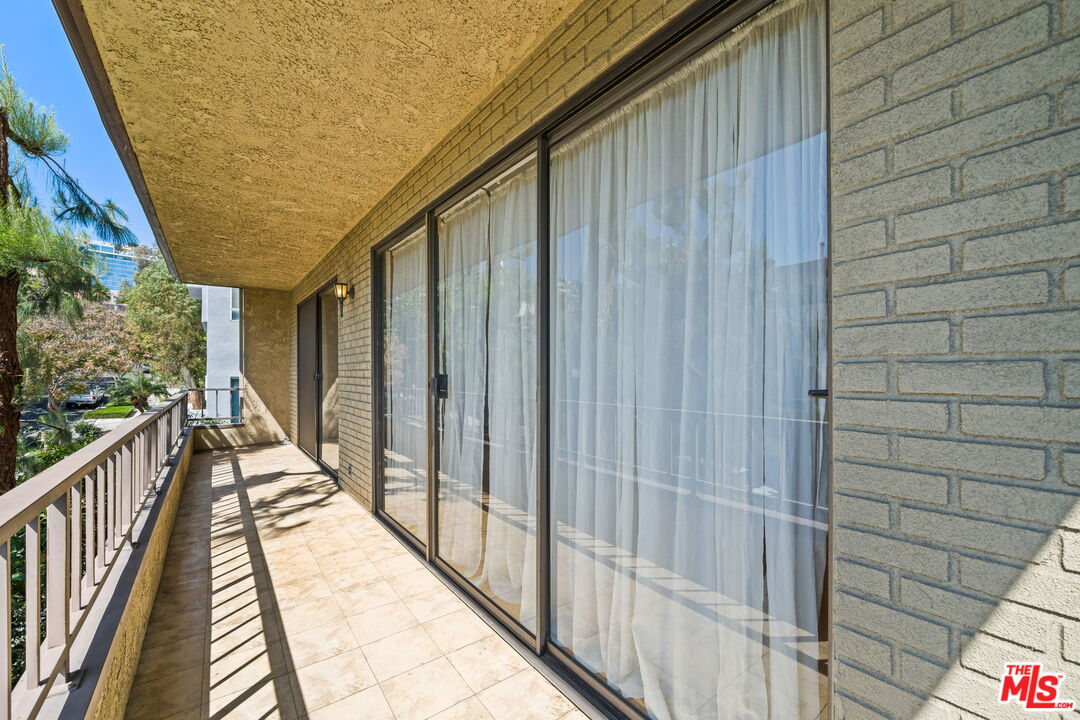 1210 N Kings Rd Unit: 203