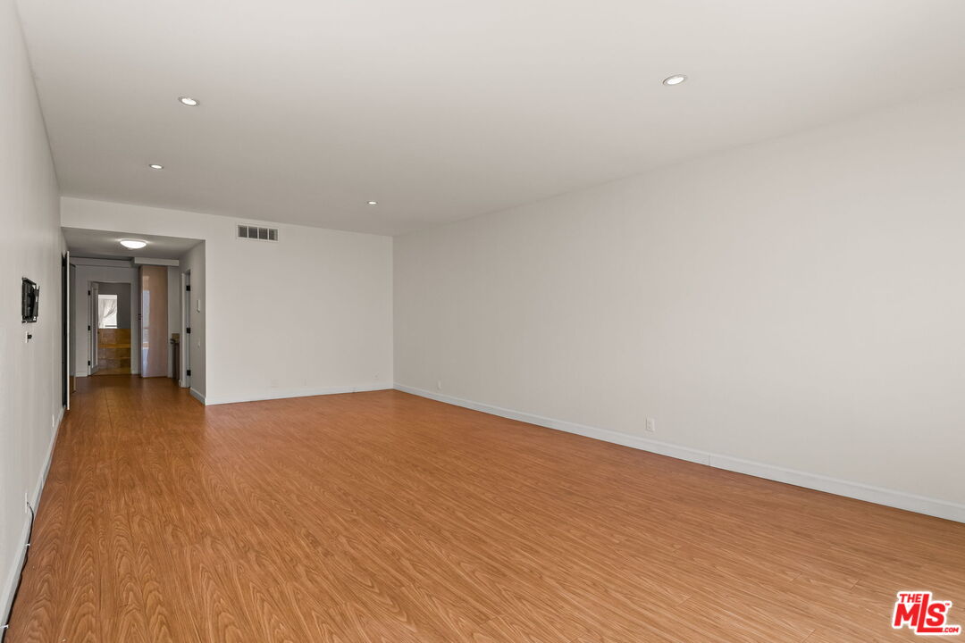 1210 N Kings Rd Unit: 203