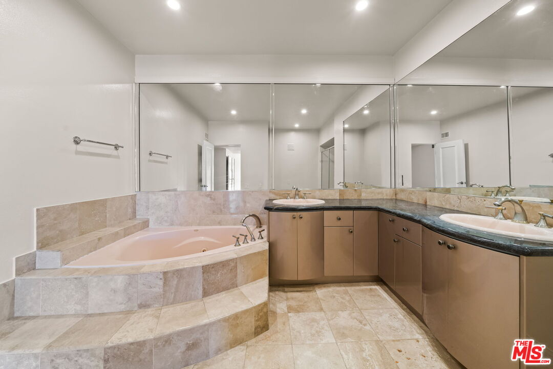 1210 N Kings Rd Unit: 203