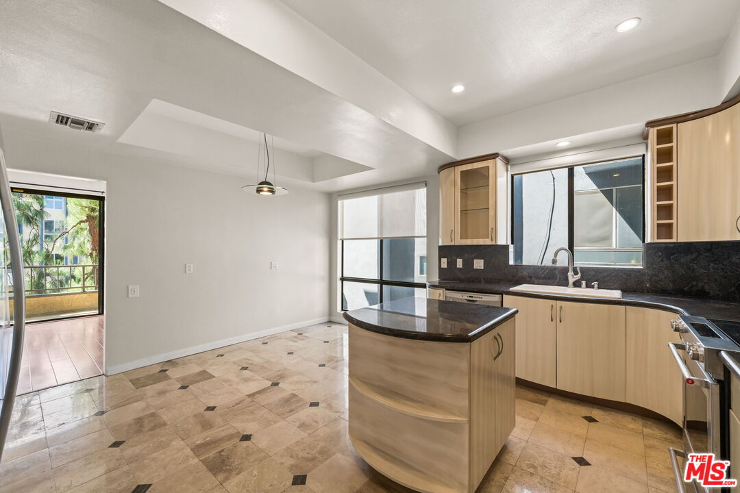 1210 N Kings Rd Unit: 203