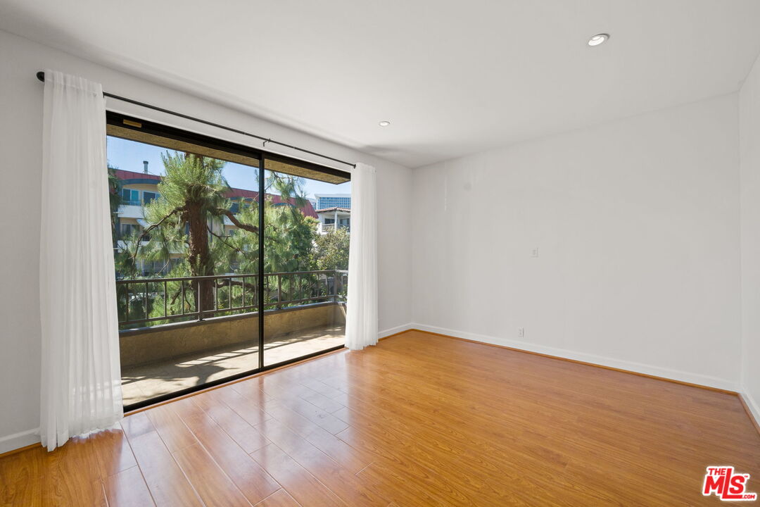 1210 N Kings Rd Unit: 203