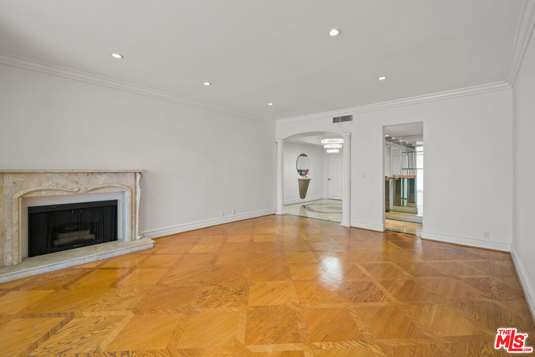 1210 N Kings Rd Unit: 203