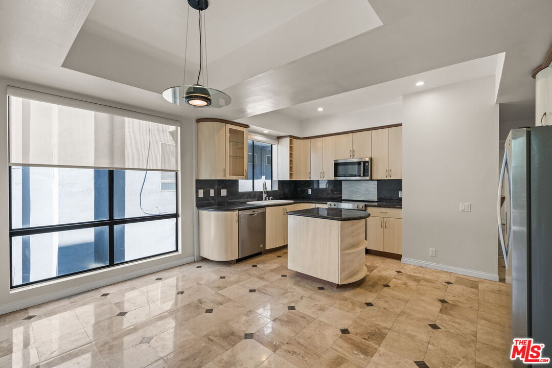 1210 N Kings Rd Unit: 203