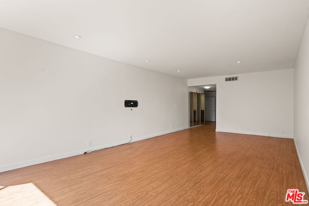 1210 N Kings Rd Unit: 203