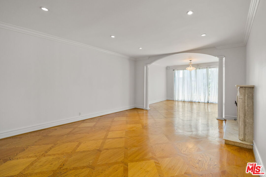 1210 N Kings Rd Unit: 203