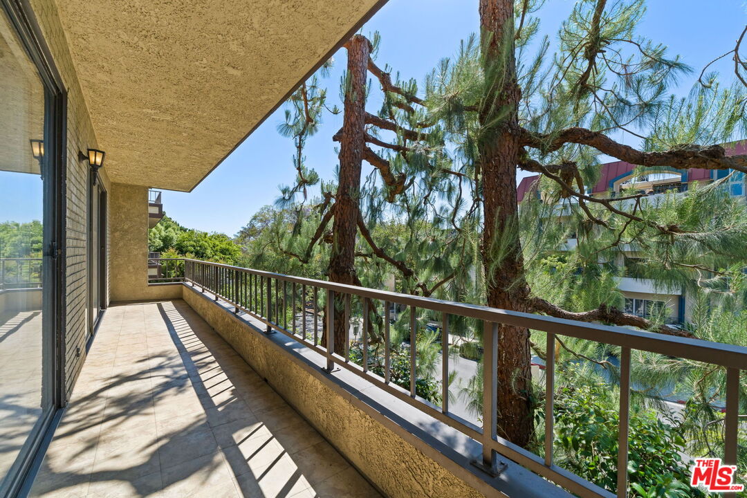 1210 N Kings Rd Unit: 203