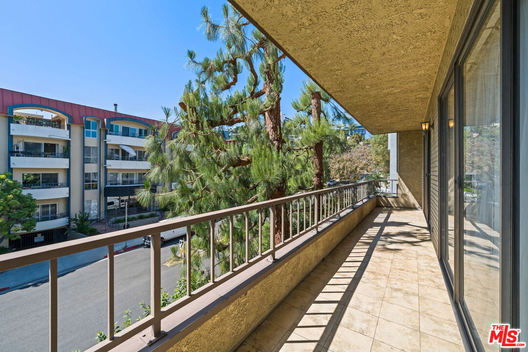1210 N Kings Rd Unit: 203