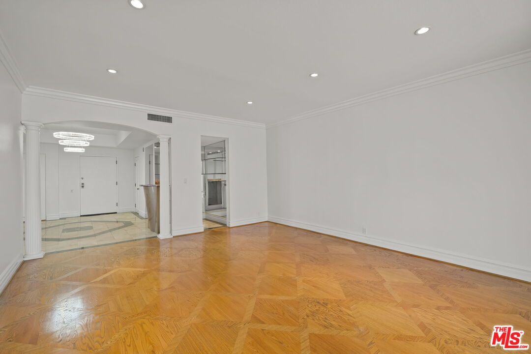 1210 N Kings Rd Unit: 203