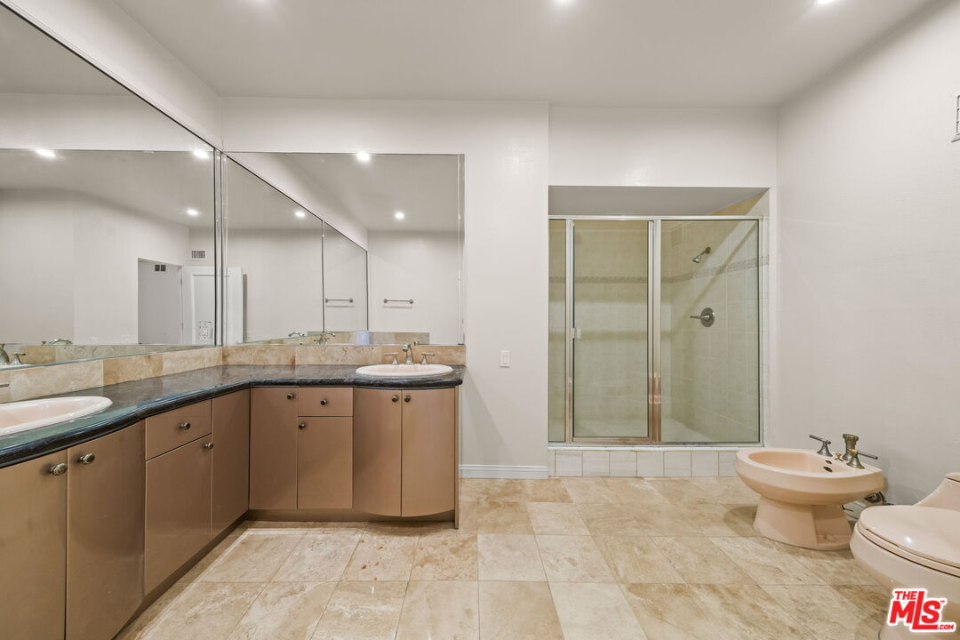 1210 N Kings Rd Unit: 203