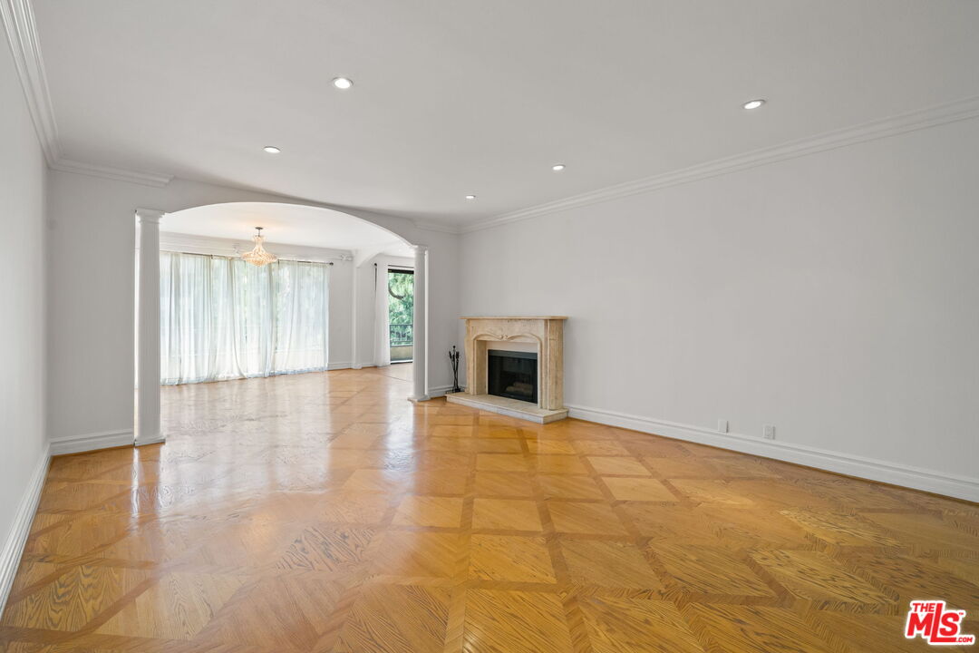 1210 N Kings Rd Unit: 203