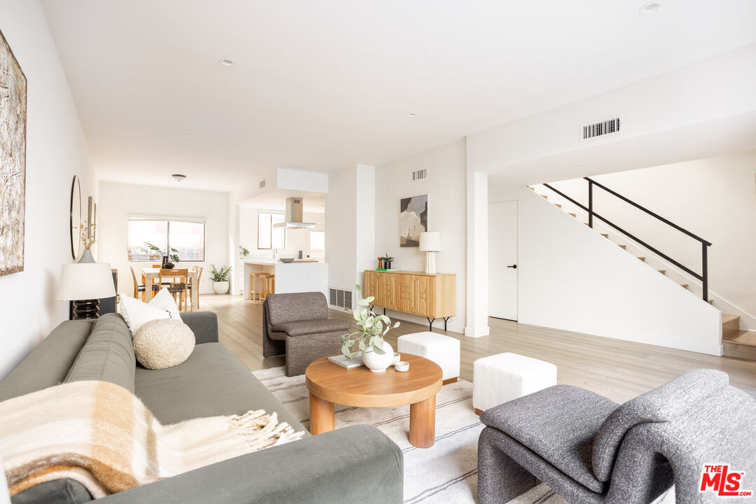 1823 N Fuller Ave Unit: 4