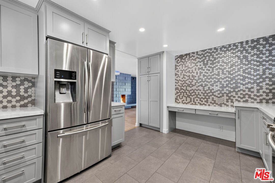 1301 N Flores St Unit: 4